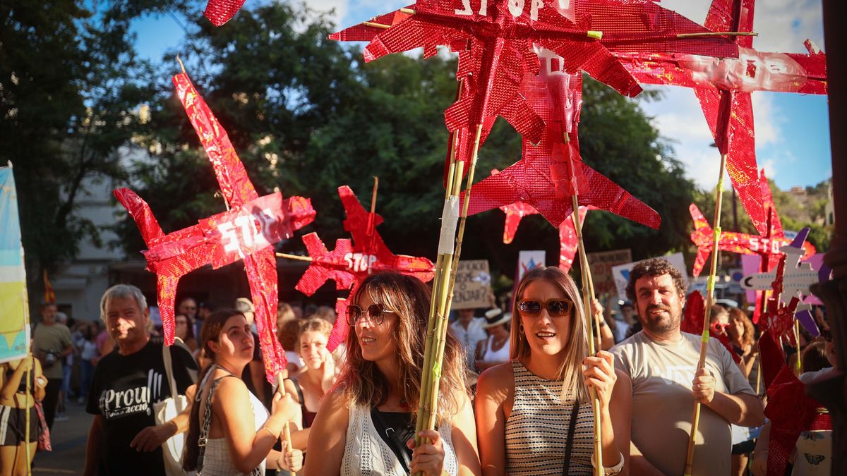 Avions de cartró coberts de vermell i amb el missatge 'STOP' han protagonitzat la protesta