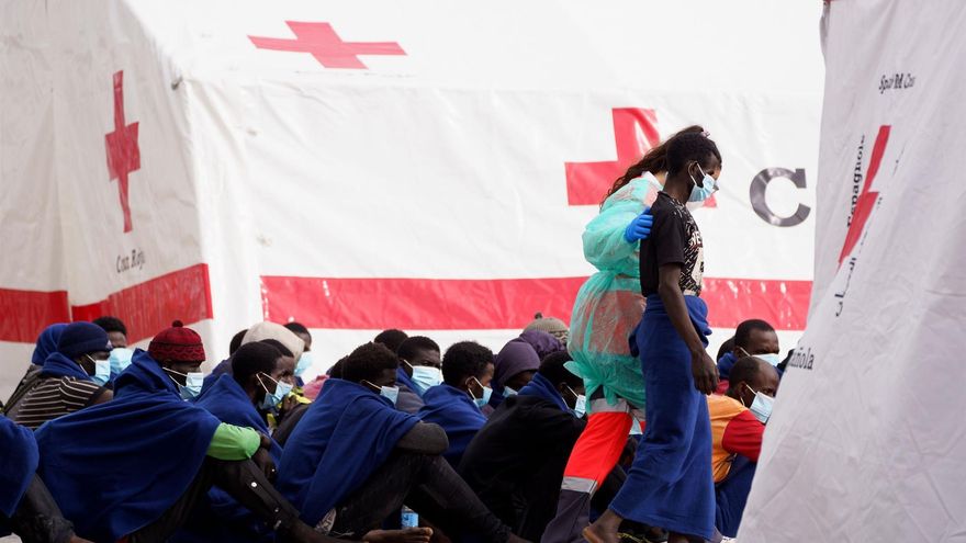 Llegan al Puerto de Santa Cruz de Tenerife los 105 ocupantes de un cayuco rescatado al sur de Canarias