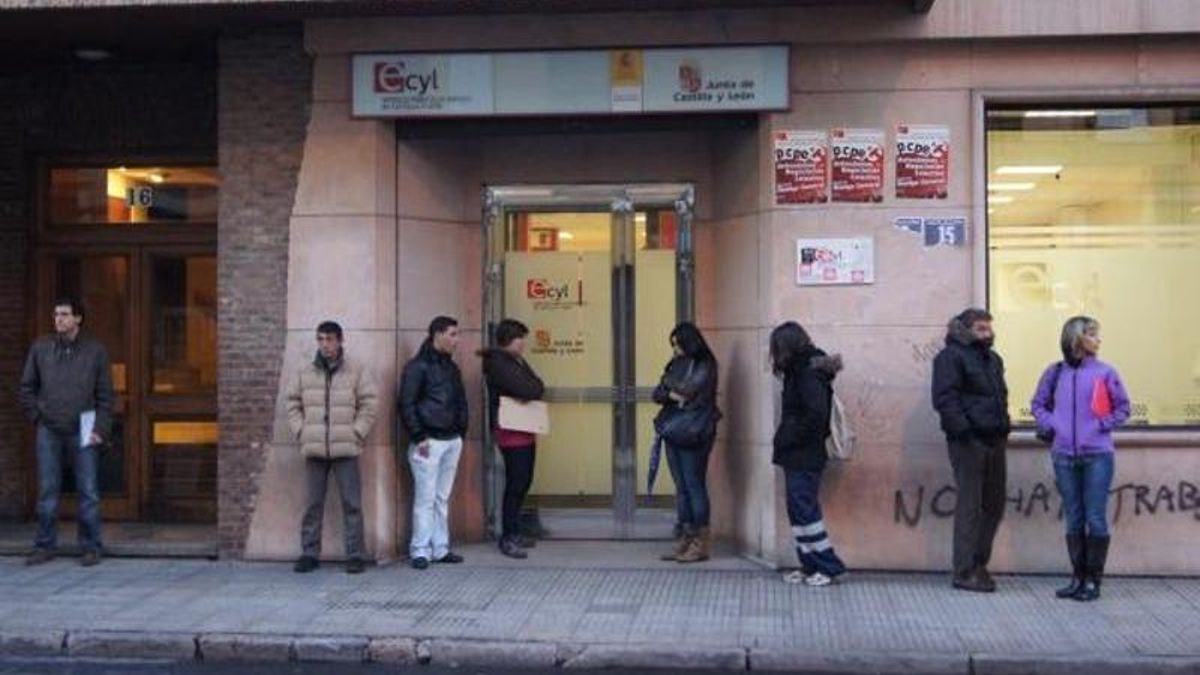 Imagen de archivo de personas haciendo cola a la puerta de la oficina de empleo.