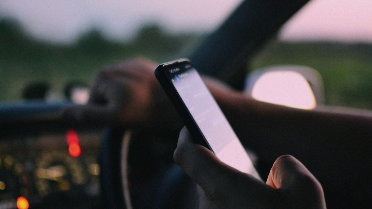 Ni cogerlo ni tocarlo: la multa por utilizar el teléfono móvil mientras conduces