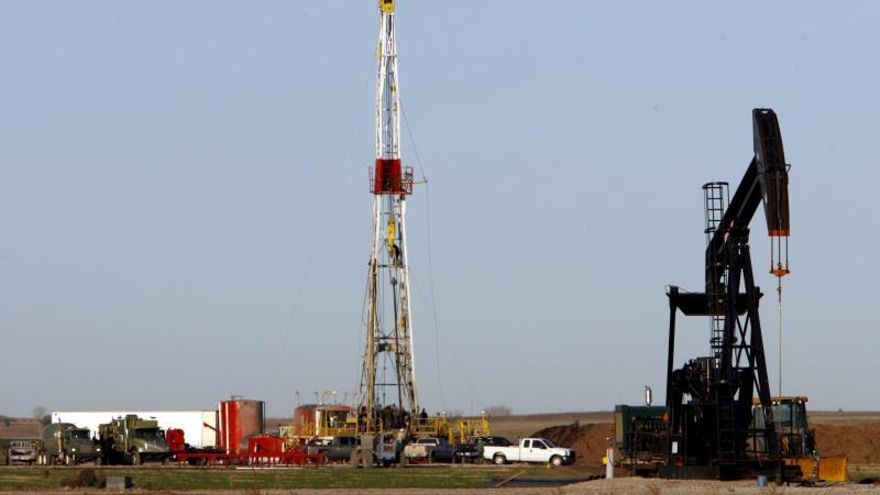 Pozo de petróleo en un campo cerca de Ponca City, Oklahoma, EEUU.