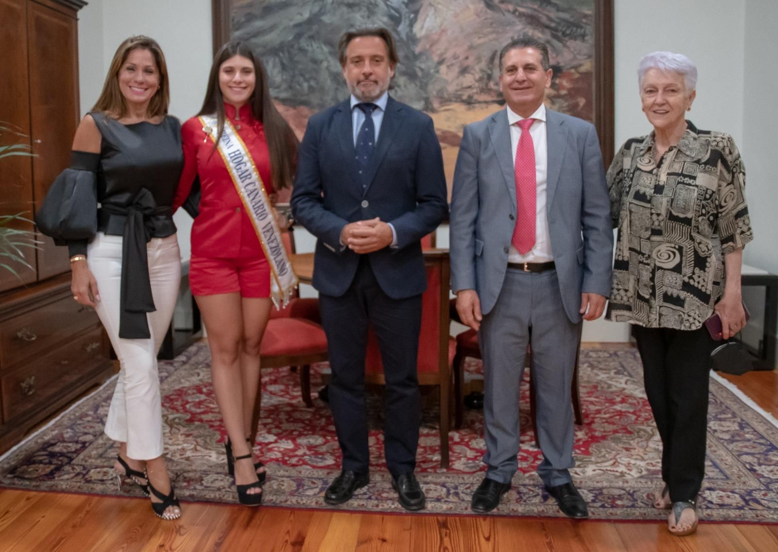 Visita de la Reina del Hogar Canario Venezolano al Parlamento de Canarias
