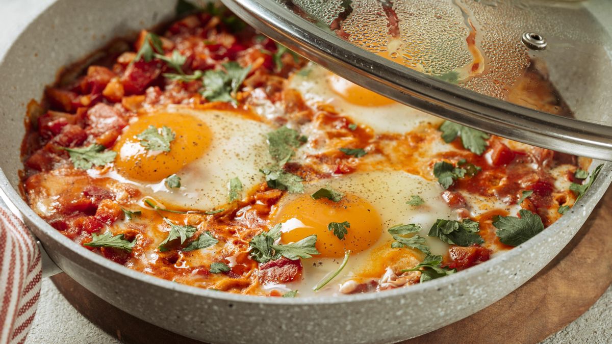 Huevos al horno con tomate y queso feta