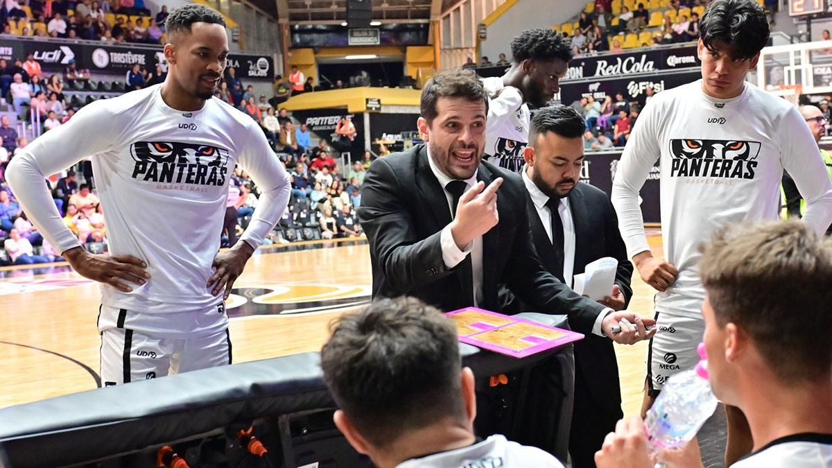 Santaella durante un tiempo muerto.