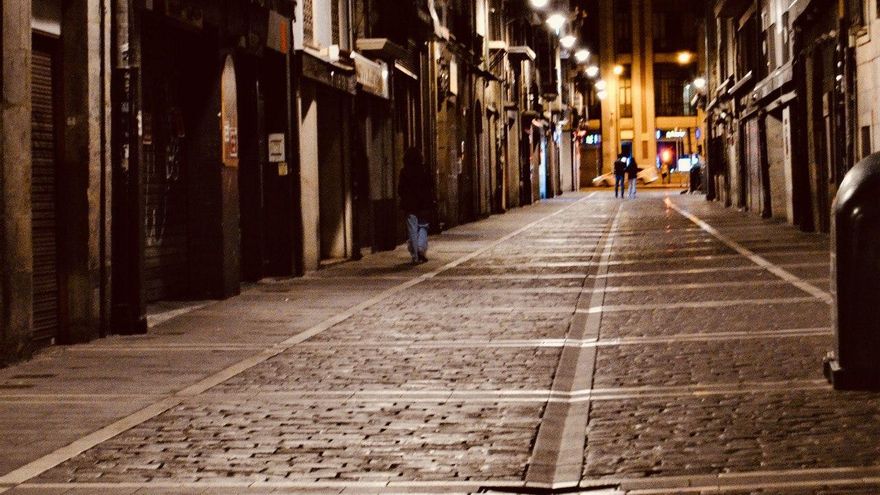 Calle Estafeta vacía con bares cerrados en señal de protesta