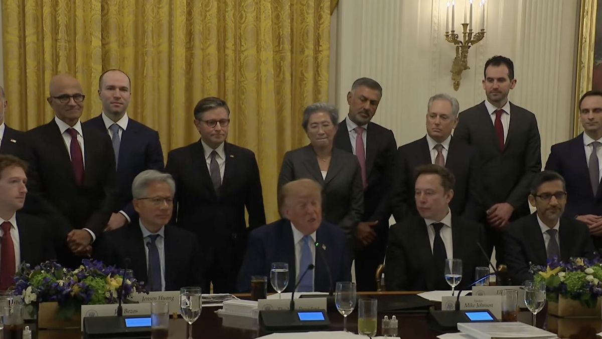Trump rebautiza por decreto la IA como "súper inteligencia" y acusa el impacto de las protestas contra los data centers en el voto republicano