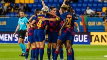 El equipo de fútbol del Barcelona femenino celebra un gol en el partido contra la sección femenina del FC Minsk.
