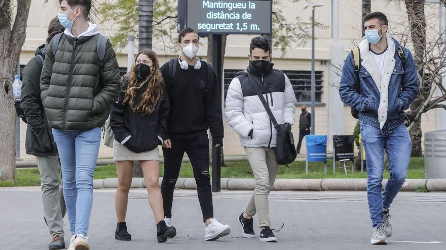 Estudiantes en el campus de la Universidad de Valencia