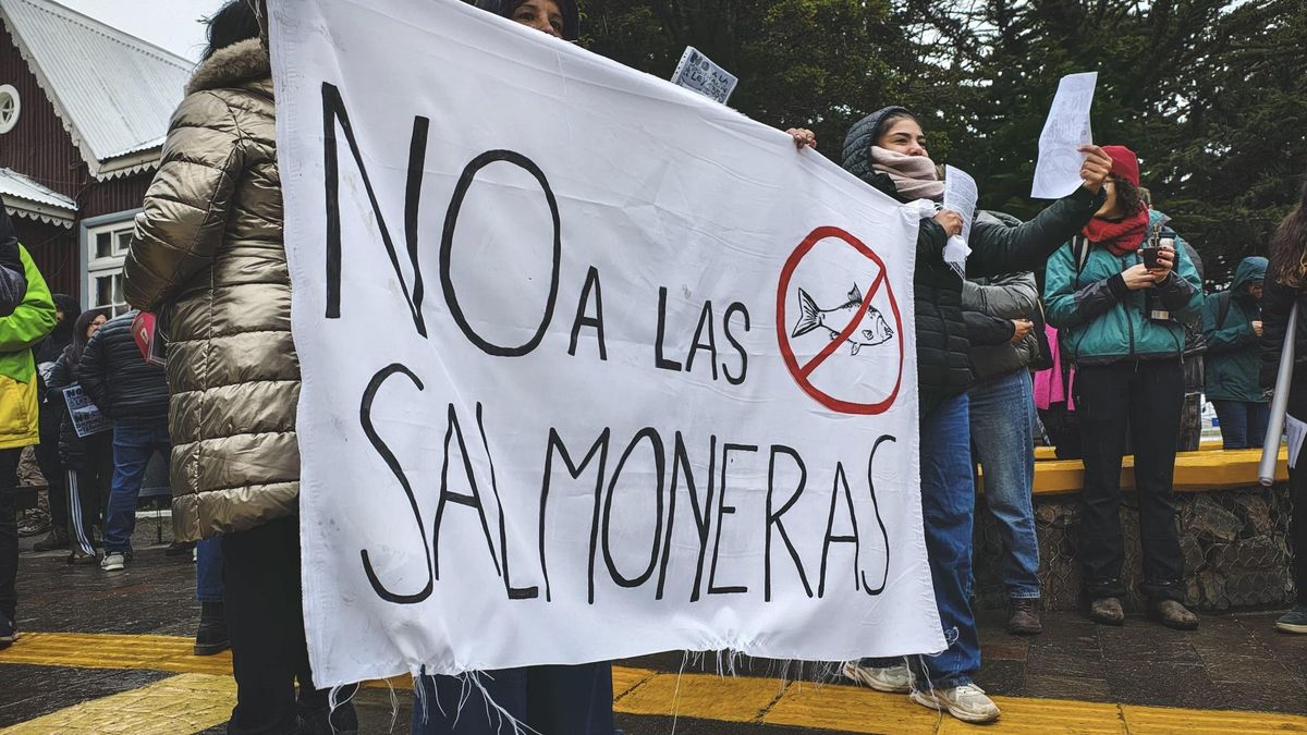 Protesta en noviembre de 2025 contra la instalación de la industria salmonera en Tierra del Fuego. En 2021 se prohibió la cría de salmón, pero esa decisión se revocó solo cuatro años después.