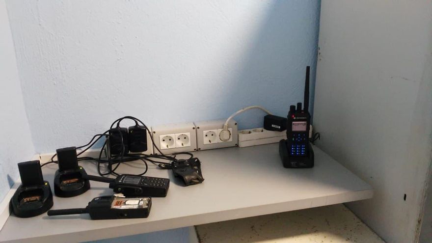 Carga de las emisoras portátiles con una regleta.