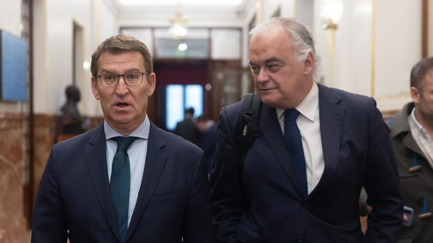 Archivo - El presidente del PP, Alberto Núñez Feijóo, y el vicesecretario de Institucional del PP, Esteban González Pons, a su llegada a una sesión plenaria, en el Congreso de los Diputados, a 7 de febrero de 2024,