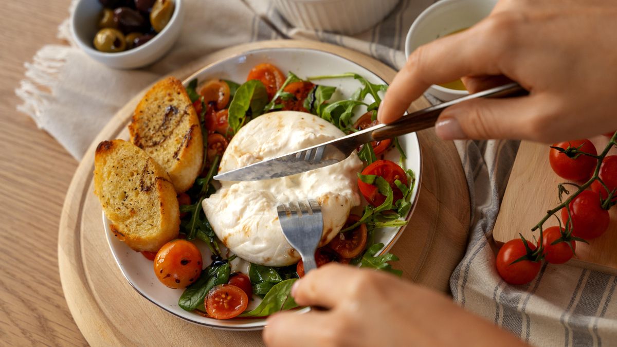 Ensalada de burrata con berenjena a la parrilla, tomate y vinagreta de miel y Módena