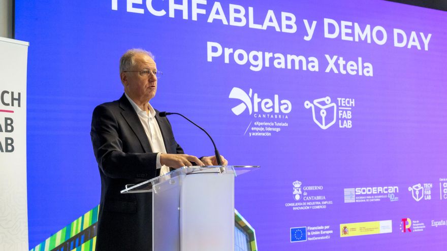 El consejero de Industria, Empleo, Innovación y Comercio, Eduardo Arasti, presenta el proyecto Tech FabLab en foto de archivo