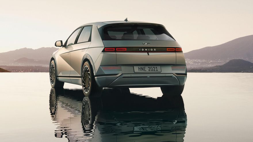 La forma robusta del pilar trasero, inspirada en el prototipo 45 EV, ofrece una presencia imponente al Hyundai Ioniq 5.
