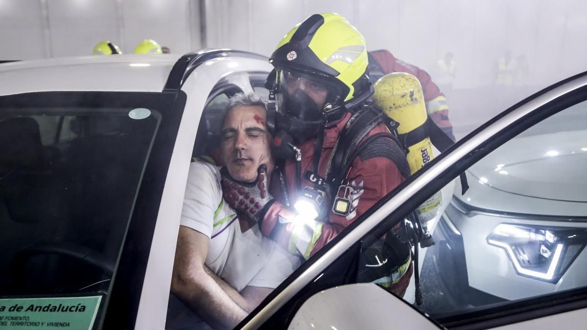 Bomberos en el simulacro de accidente en el túnel de los omeyas
