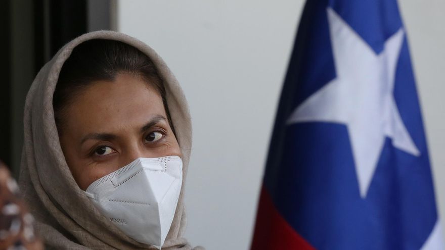 Llega a Chile grupo de 15 afganos que huyó del régimen talibán