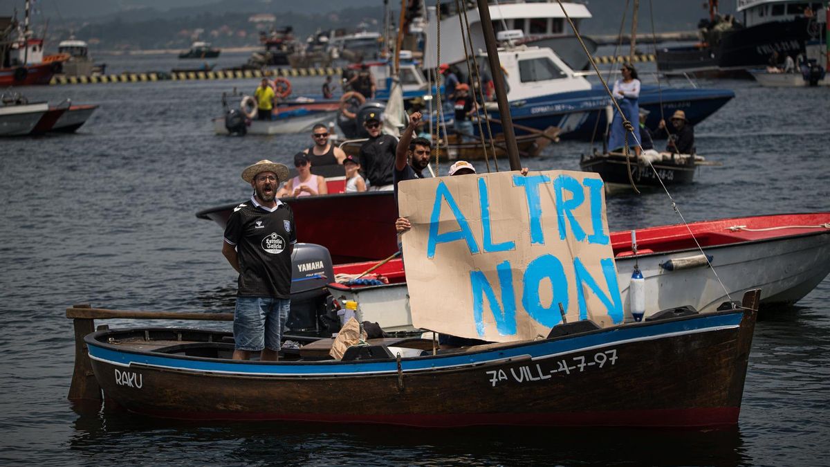 Una nueva protesta multitudinaria por tierra y mar pide parar Altri y la mina de Touro: "Tenemos que seguir"