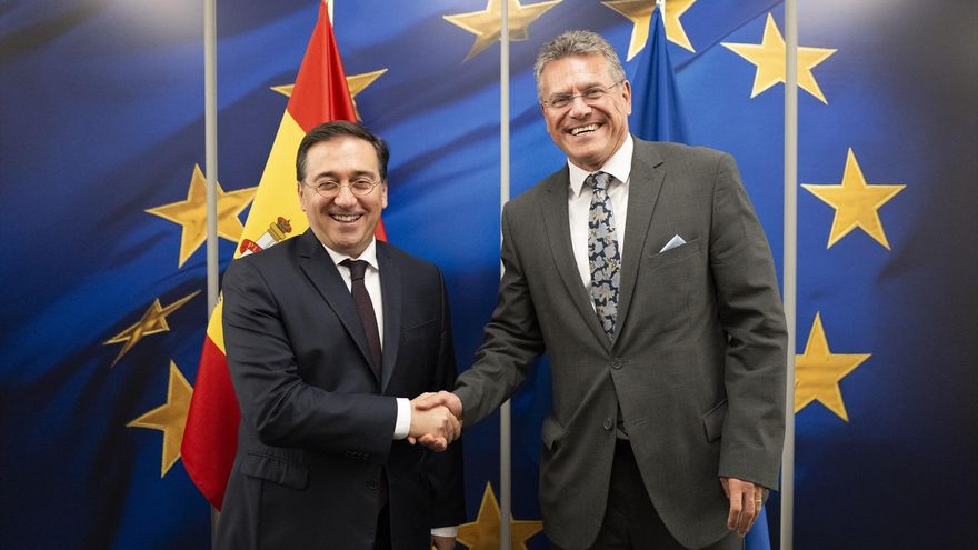 El vicepresidente de la Comisión Europea Maros Sefcovic, y el ministro de Asuntos Exteriores, Unión Europea y Cooperación, José Manuel Albares, durante una nueva sesión negociadora del acuerdo UE-Reino Unido sobre Gibraltar en la Comisión Europea este jueves.