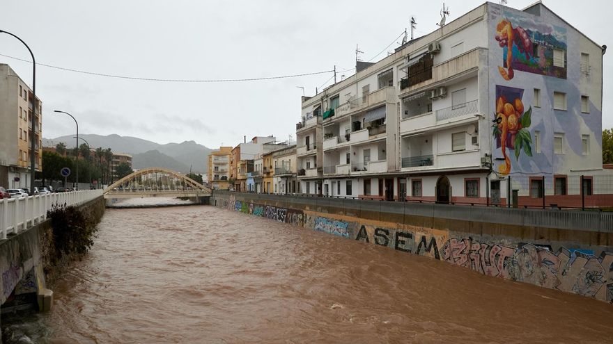 Vista del Barranco de Beniopa, barrio que fue completamente anegado por las inundaciones de 1987, cuyo cauce está lleno debido al temporal de lluvias intensas que afecta a Gandía este lunes.
