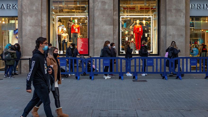 Ambiente de compras pre-navideñas en el centro de Barcelona. EFE/Enric Fontcuberta/Archivo