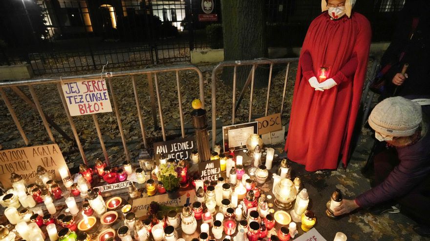 La ley del aborto de Polonia, en el punto de mira por la muerte de una mujer durante el parto