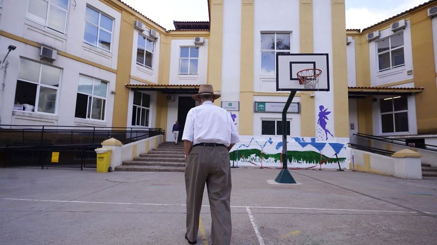 Un hombre de avanzada edad se dispone a votar en el colegio público de Cólon en Córdoba
