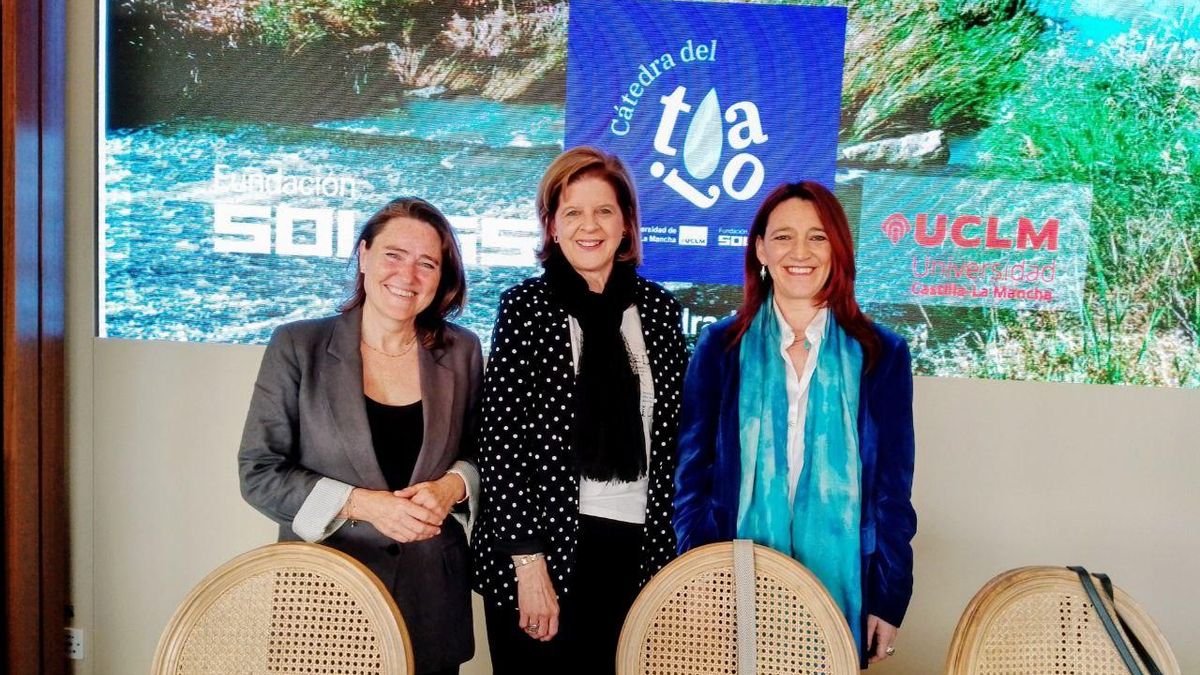 Desayuno informativo de la Cátedra del Tajo UCLM-Soliss el 4 de marzo de 2026. De izquierda a derecha: Beatriz Larraz, directora de la Cátedra; María Luisa González, presidenta de la Fundación Soliss; Cristina Monge, politóloga.