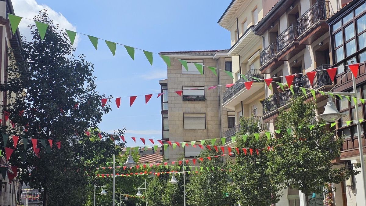 Torrelavega decorará sus calles con 40 kilómetros de banderines rojos y verdes durante La Patrona