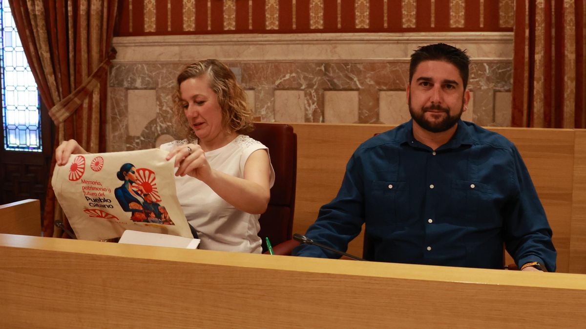 Susana Hornillo (Podemos) e Ismael Sánchez (IU), antes de empezar el pleno.