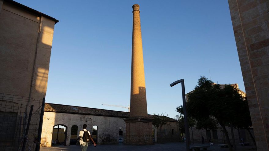El paisaje de esta barriada que nació como pedanía agrícola está llena de chimeneas que delatan su reconversión industrial a principios del siglo XX.