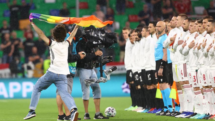 Los símbolos LGTBI se multiplican en el fútbol europeo para plantar cara a la UEFA y al Gobierno húngaro