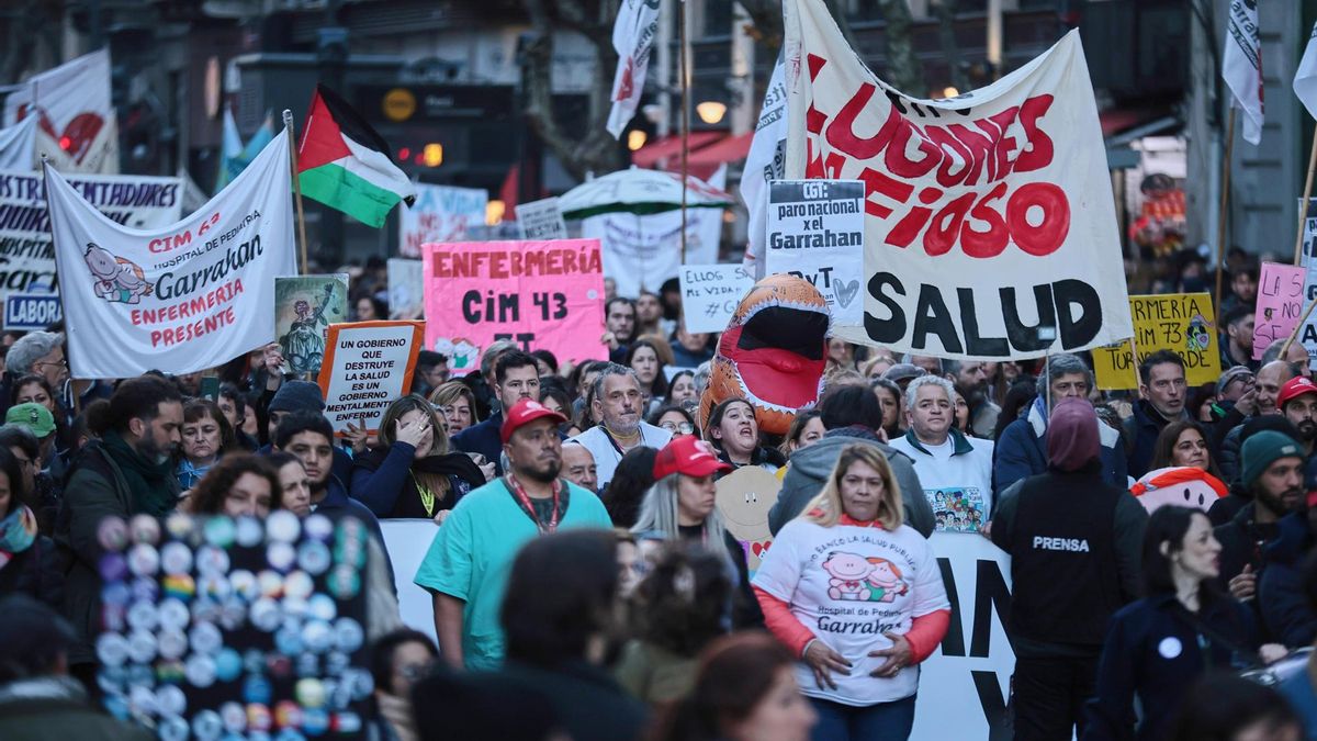 Personas participan en una manifestación este jueves, en Buenos Aires. Trabajadores del Hospital Garrahan, el mayor centro pediátrico de Argentina, realizan una marcha en reclamo de mejoras salariales