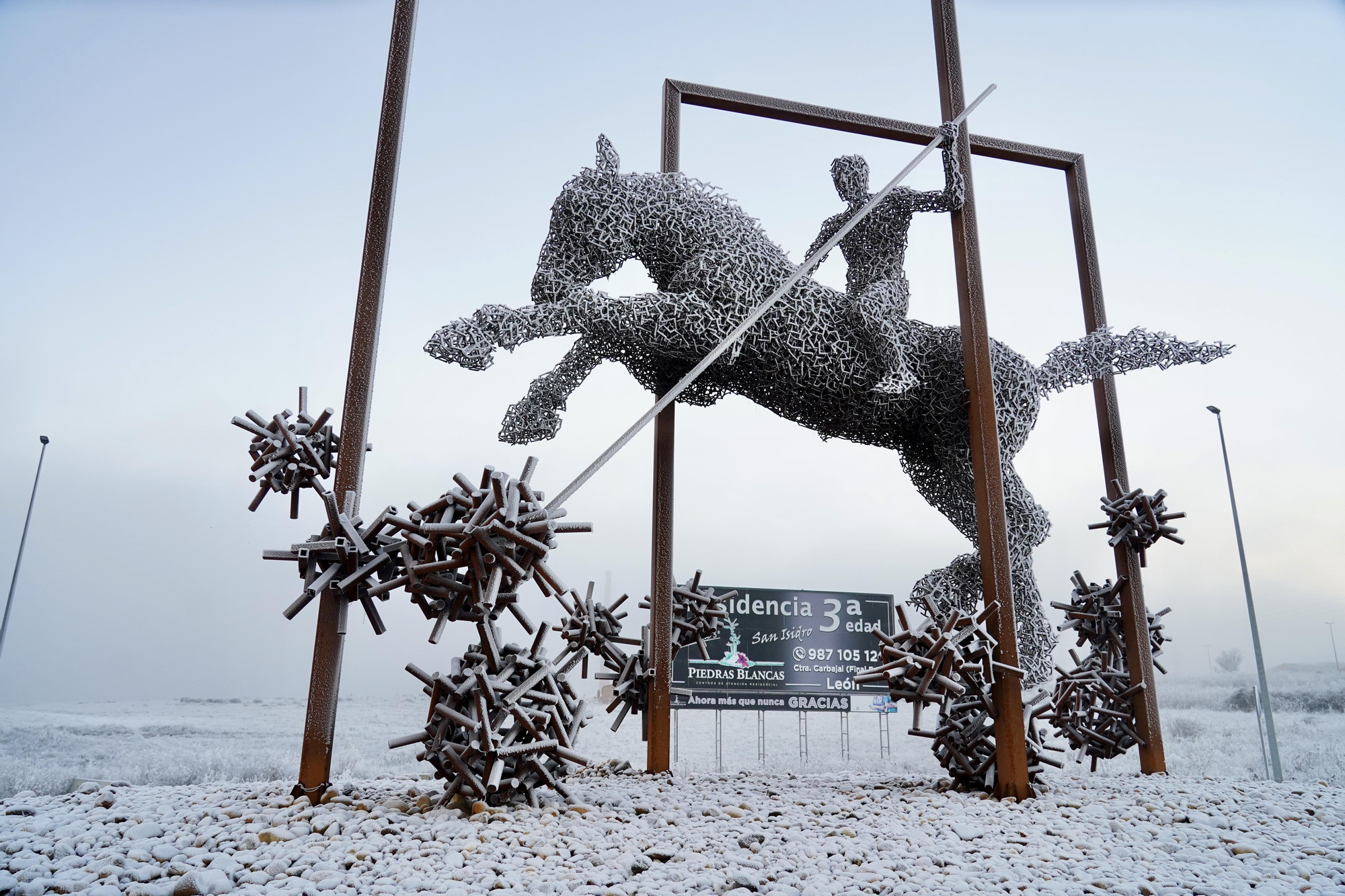 La escultura de Amancio, blanqueada por la helada.