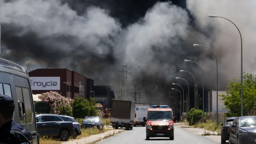 Atendidos un operario y un bombero en la fábrica incendiada en Alcalá (Sevilla)