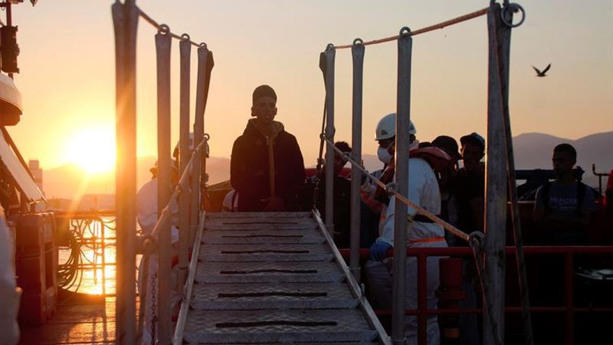 Interceptan una patera con ocho inmigrantes a la deriva en el Estrecho