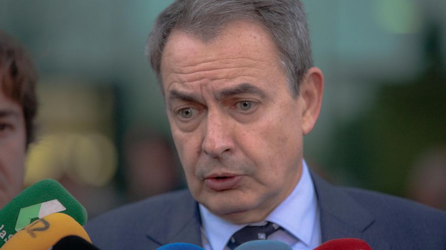El expresidente del Gobierno José Luis Rodríguez Zapatero, atiende a los medios de comunicación tras un minuto de silencio por las mujeres asesinadas, y antes de la presentación de la 'Plataforma de Hombres Feministas' de Fuenlabrada, una iniciativa que é