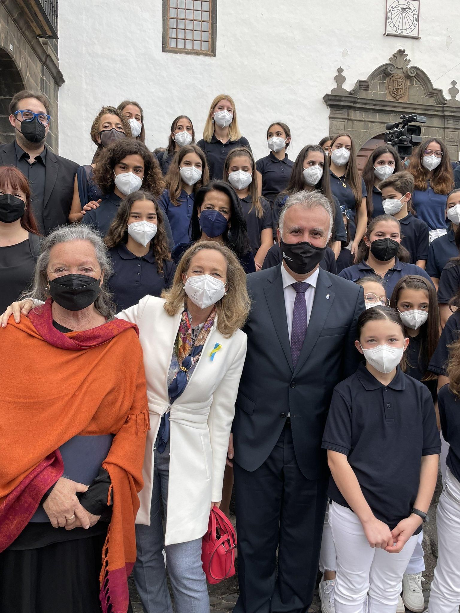 Elsa López, Nadia Calviño y Ángel Víctor Torres con los alumnos de la Escuela Insular de Música que actuaron en el acto.