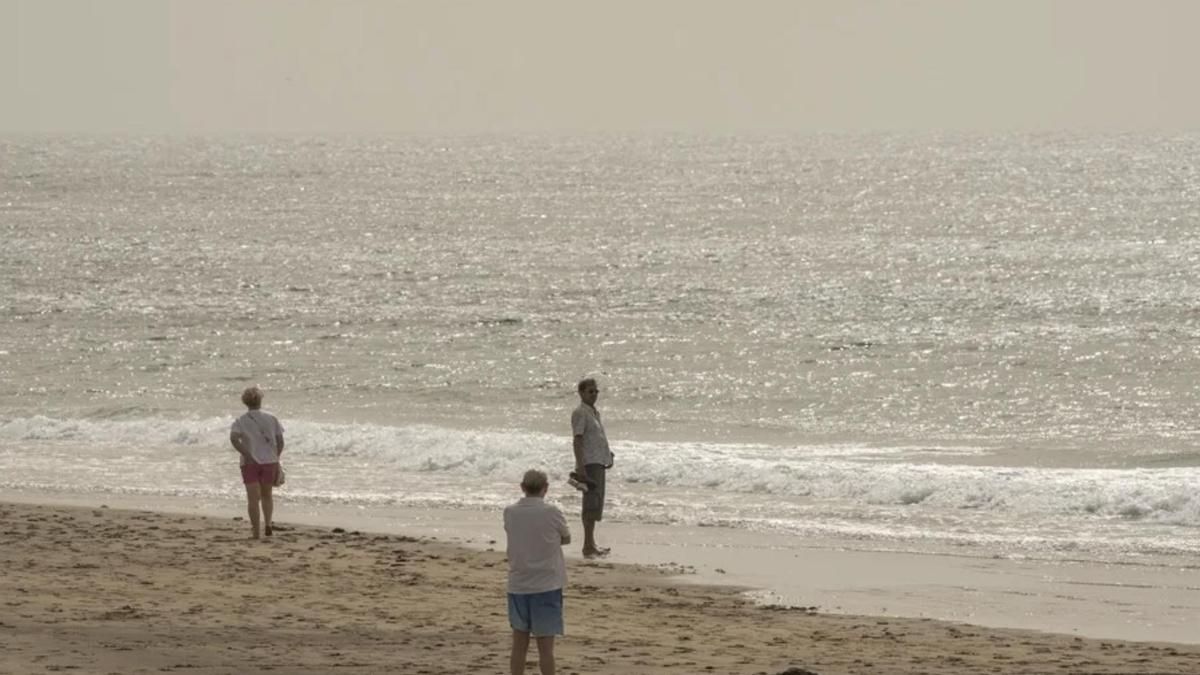 La calima persiste este miércoles en Canarias mientras las temperaturas bajan y aún rozan los 34 ºC