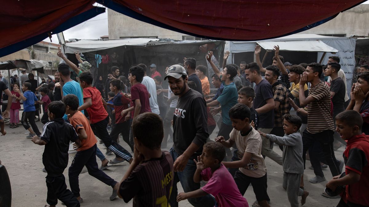 Palestinos desplazados internos celebran el anuncio de un acuerdo de alto el fuego entre Hamás e Israel en Jan Yunis.