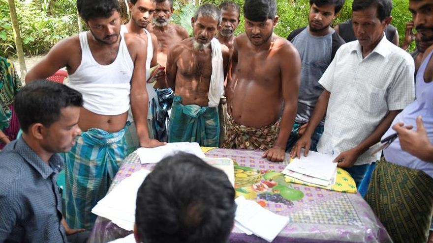 Ciudadanos cuyos nombres y de sus familias quedaron fuera del censo se reúnen en el distrito de Barpeta en Assam (India).
