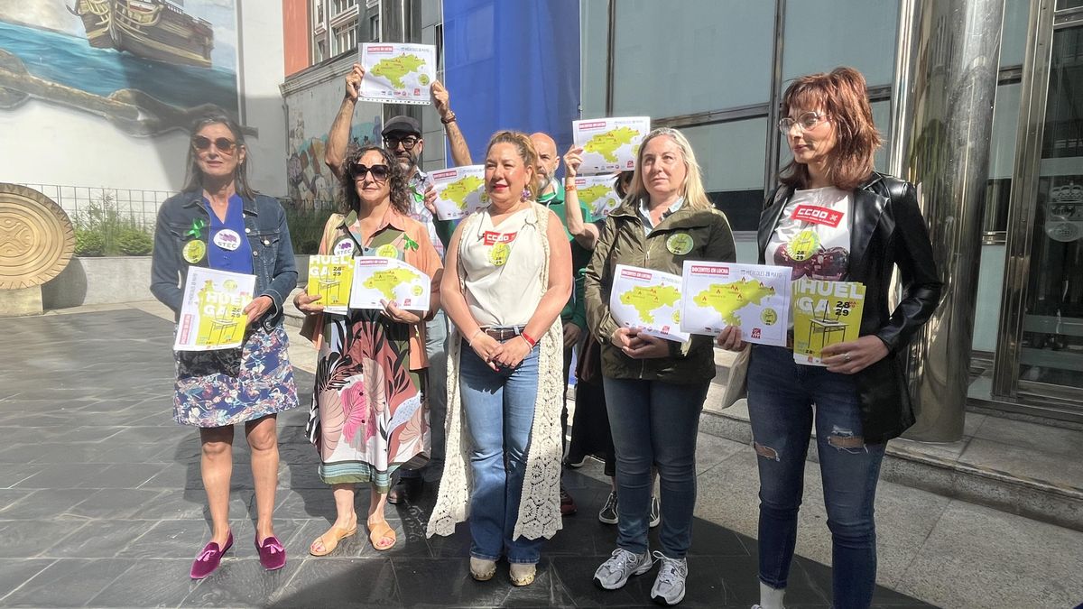 Integrantes de la Junta de Personal Docente en la sede del Gobierno de Cantabria