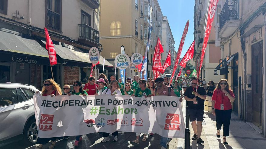 Los docentes vuelven a teñir de verde las calles de Santander en la segunda jornada de huelga en la educación pública: "Esto es un clamor"