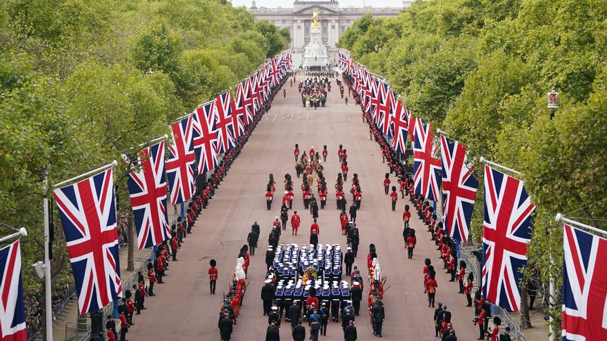 El carruaje que transporta el féretro de la reina Isabel II, durante la procesión tras el funeral.