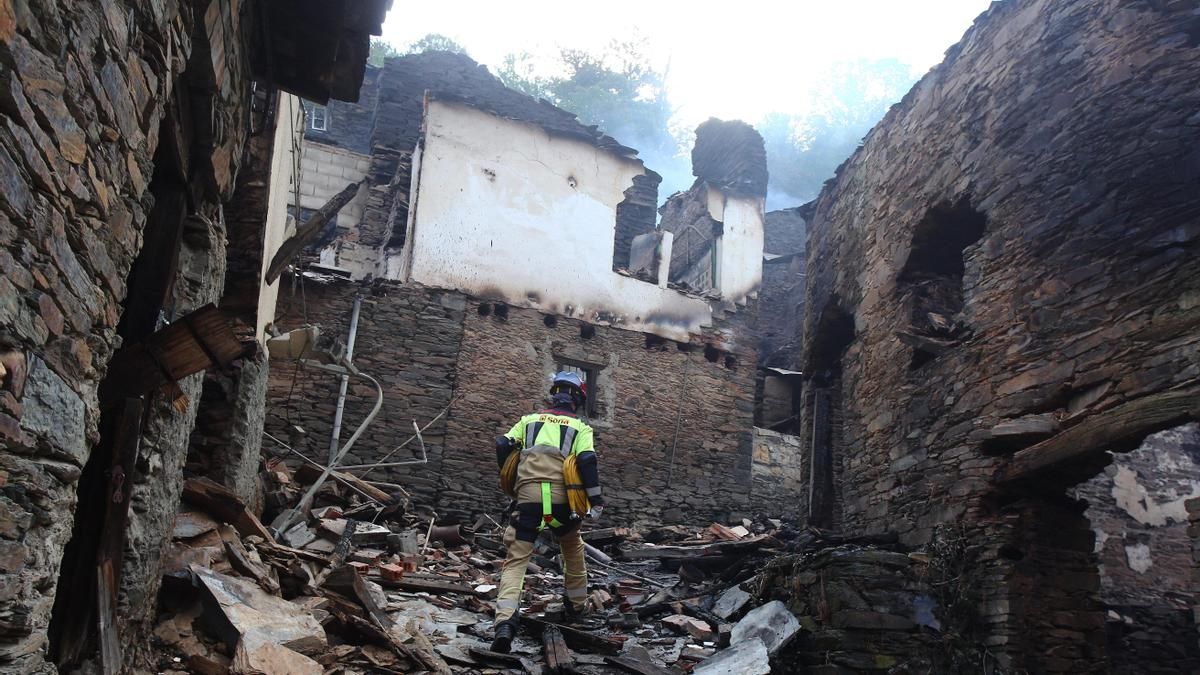 Bomberos del Ayuntamiento de Soria acuden a apagar rescoldos de casas incendiadas en el pueblo de Lusío (Oencia).