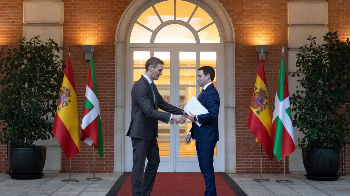 Pradales enumera en La Moncloa los "incumplimientos" de Sánchez y le pide el traspaso de pensiones para Semana Santa