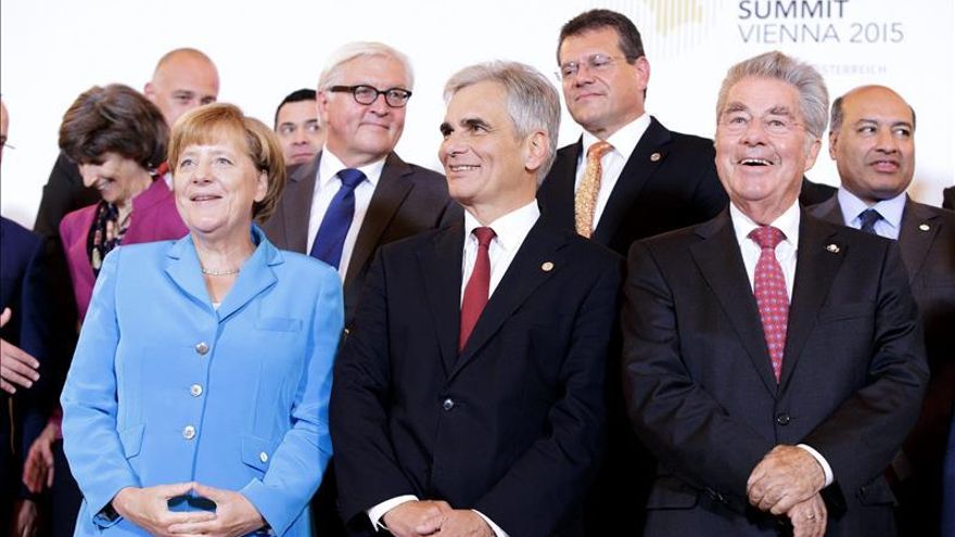 Merkel insta a resolver los problema de los refugiados con solidaridad