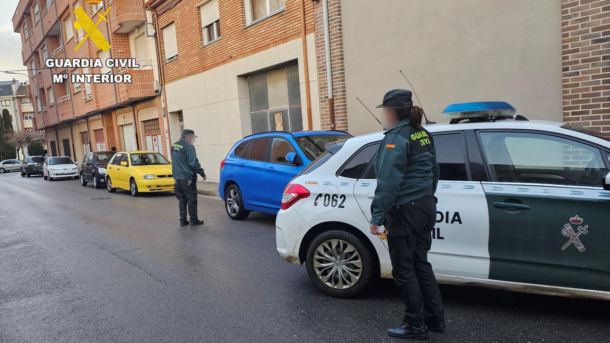 Detenido en Santa María del Páramo por pinchar los neumáticos de 38 coches aparcados
