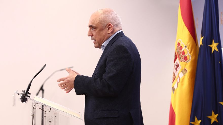 El secretario general del grupo socialista en el Congreso, Rafael Simancas, interviene en una rueda de prensa