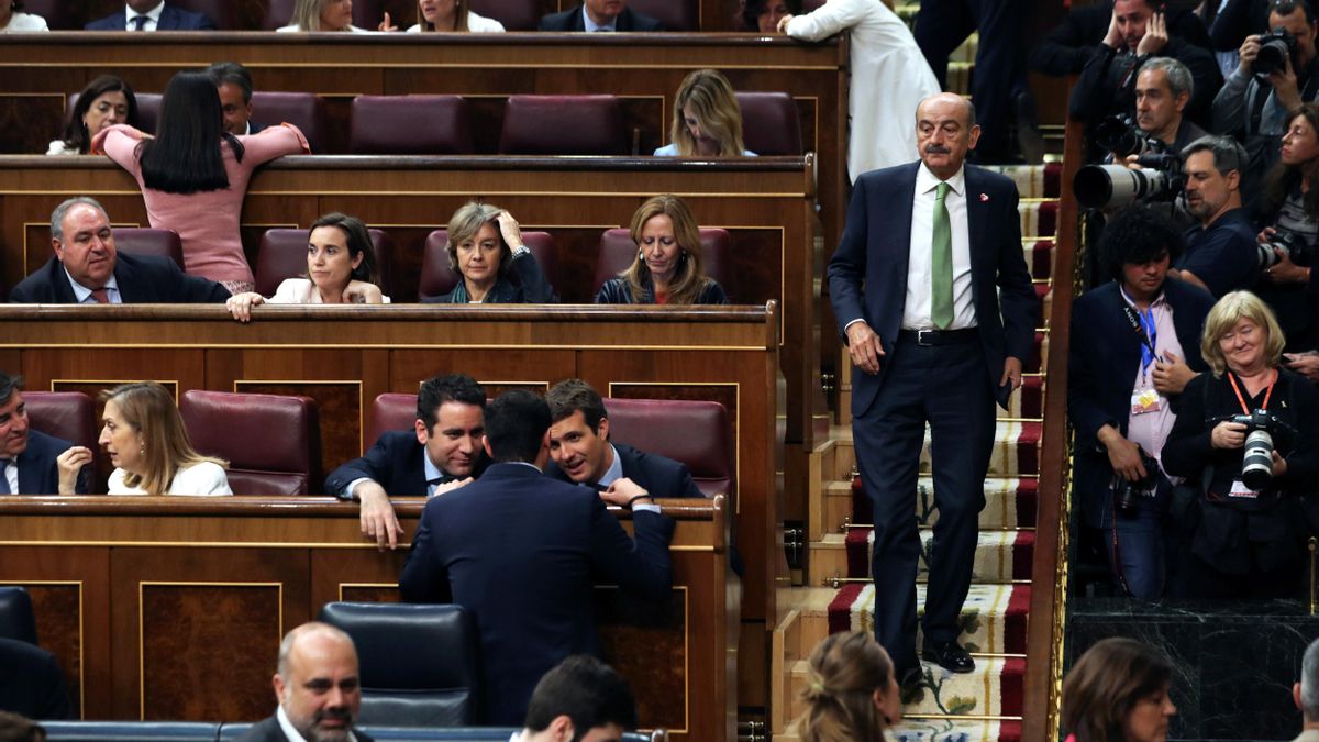 El diputado nacional del PRC, José María Mazón, bajando las escaleras del Congreso.