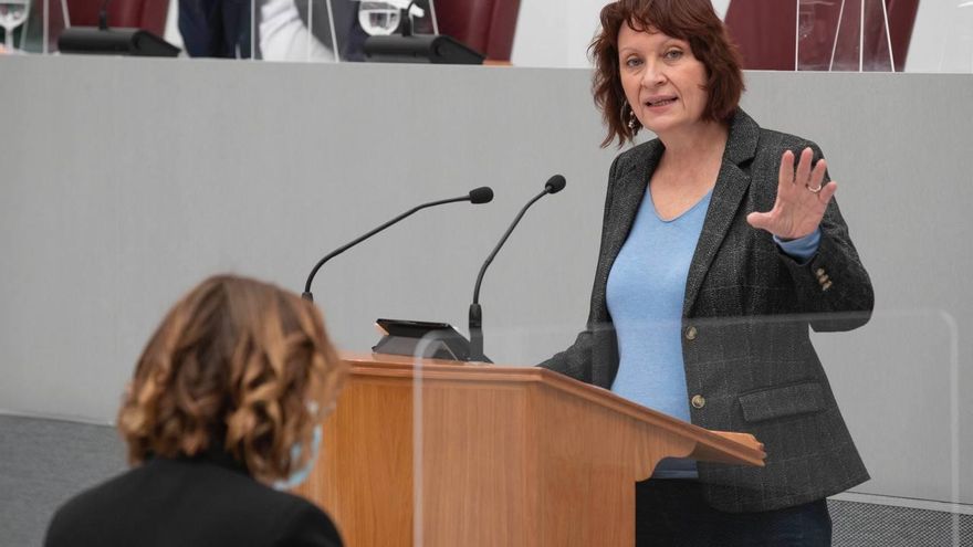 María Marín denuncia las "formas machistas" de López Miras en la Asamblea Regional